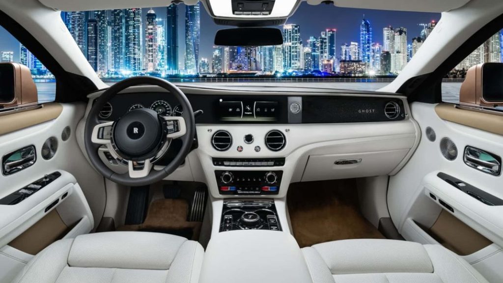 Así es el primer Rolls-Royce Ghost creado por y para Dubai 2 Motor16 2023 Rolls-Royce Ghost EWB Private Office. Imagen salpicadero.
