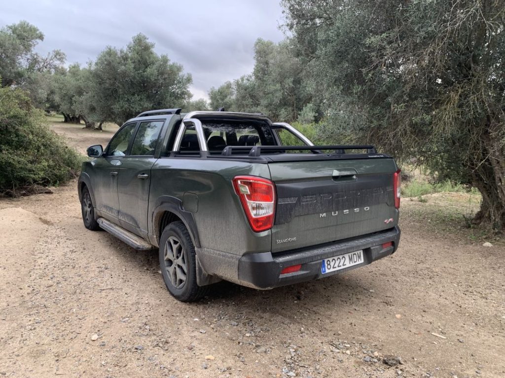 SsangYong Musso Sport Limited: un pick-up que vale para todo 1 Motor16 2023 Prueba SsangYong Musso Sport Limited. Imagen estática trasera.
