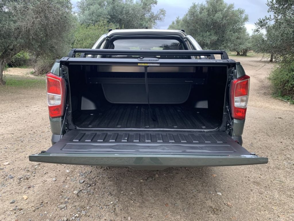 SsangYong Musso Sport Limited: un pick-up que vale para todo 5 Motor16 2023 Prueba SsangYong Musso Sport Limited. Imagen detalle caja.