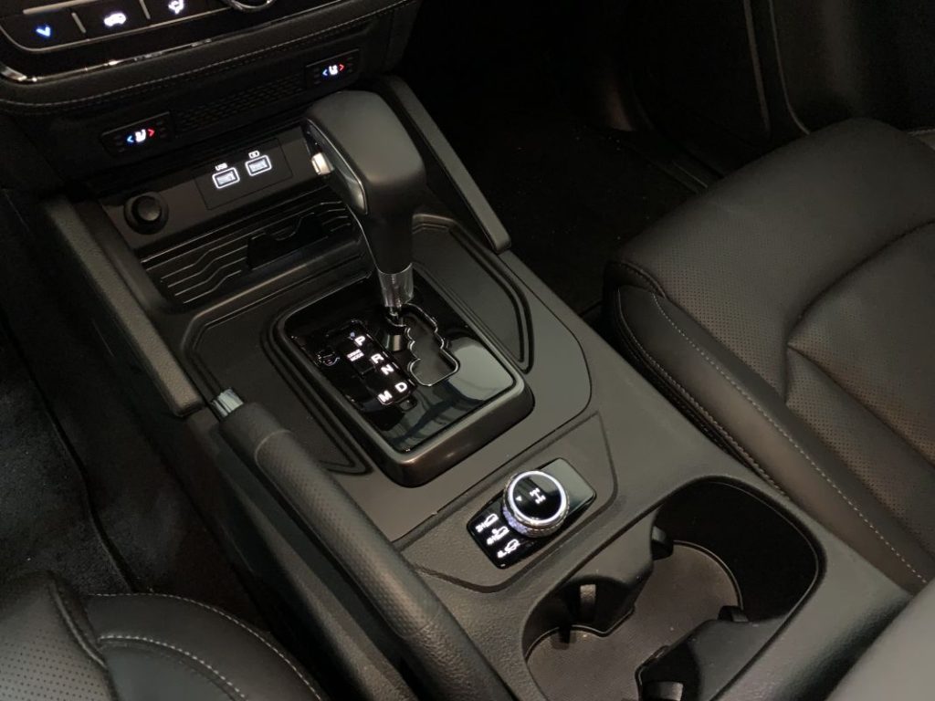 SsangYong Musso Sport Limited: un pick-up que vale para todo 7 Motor16 2023 Prueba SsangYong Musso Sport Limited. Imagen detalle cambio.