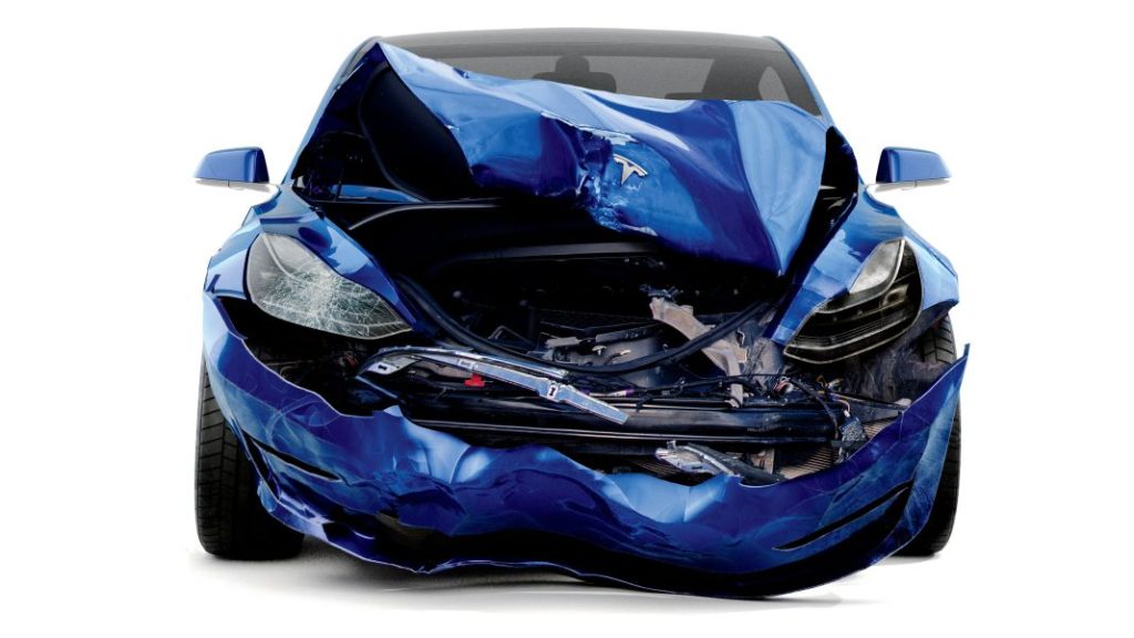 Si Aline o Bernard han destrozado tu coche, así es como debes reclamar a tu seguro 115 Motor16 2023 Tesla accidente. Imagen portada.
