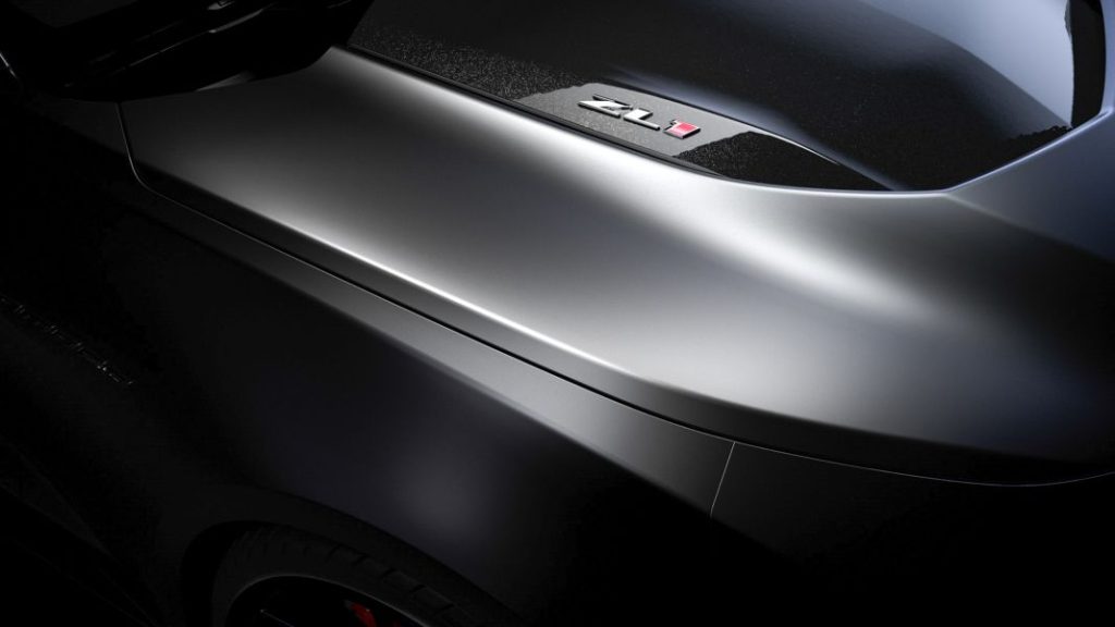 El Chevrolet Camaro prepara su adiós con esta edición especial 3 Motor16 2023 Chevrolet Camaro Collector Edition. Imagen detalle capó.