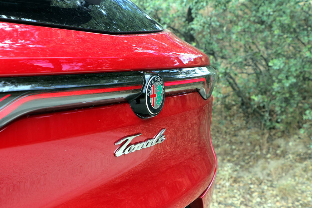 2023 Alfa Romeo Tonale PHEV Q4. Imagen detalle logo.