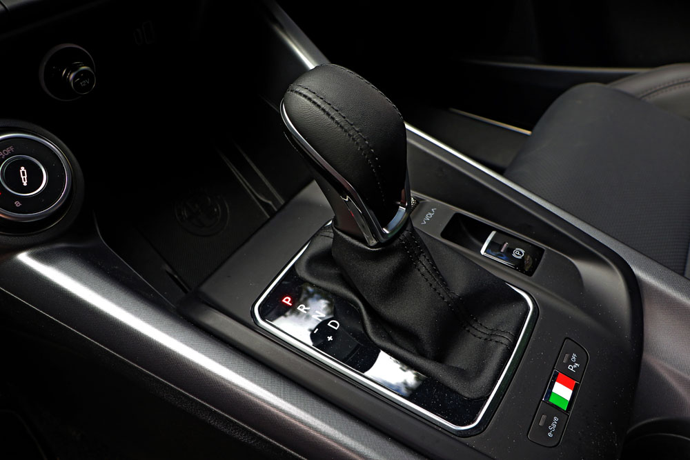 2023 Alfa Romeo Tonale PHEV Q4. Imagen detalle cambio y DNA.