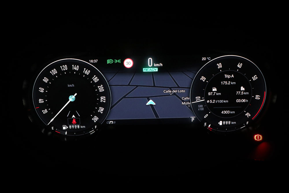 2023 Alfa Romeo Tonale PHEV Q4. Imagen detalle relojes.