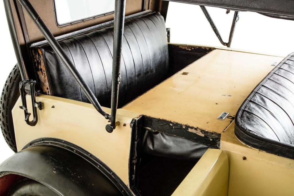 Anderson Convertible Roadster interior Motor16