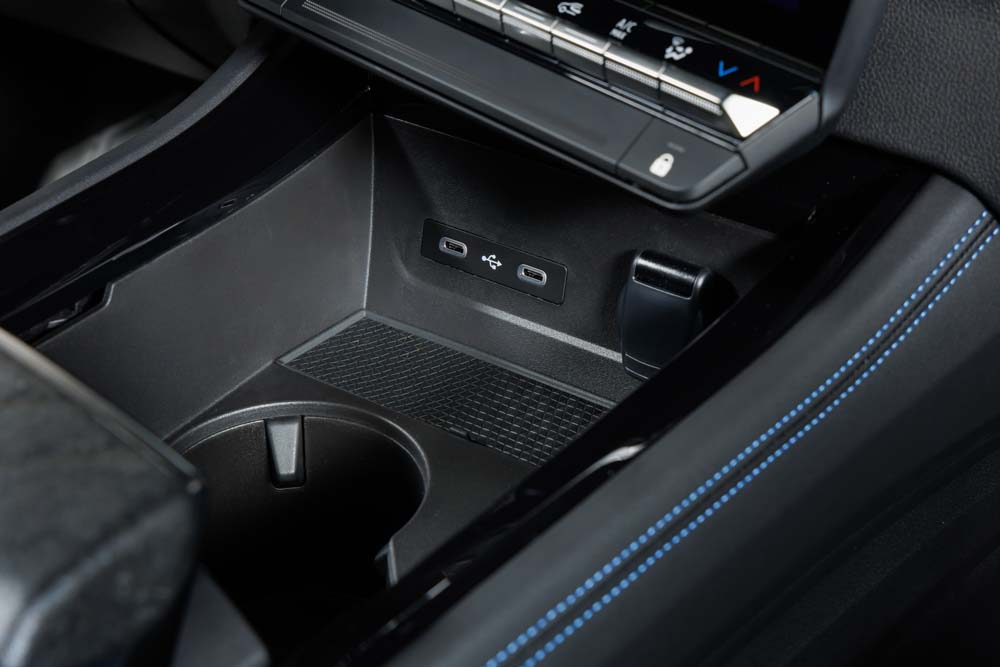 Nuevo Renault Rafale. Primer contacto 18 Motor16 Azul Alpine Detalles 17 Motor16