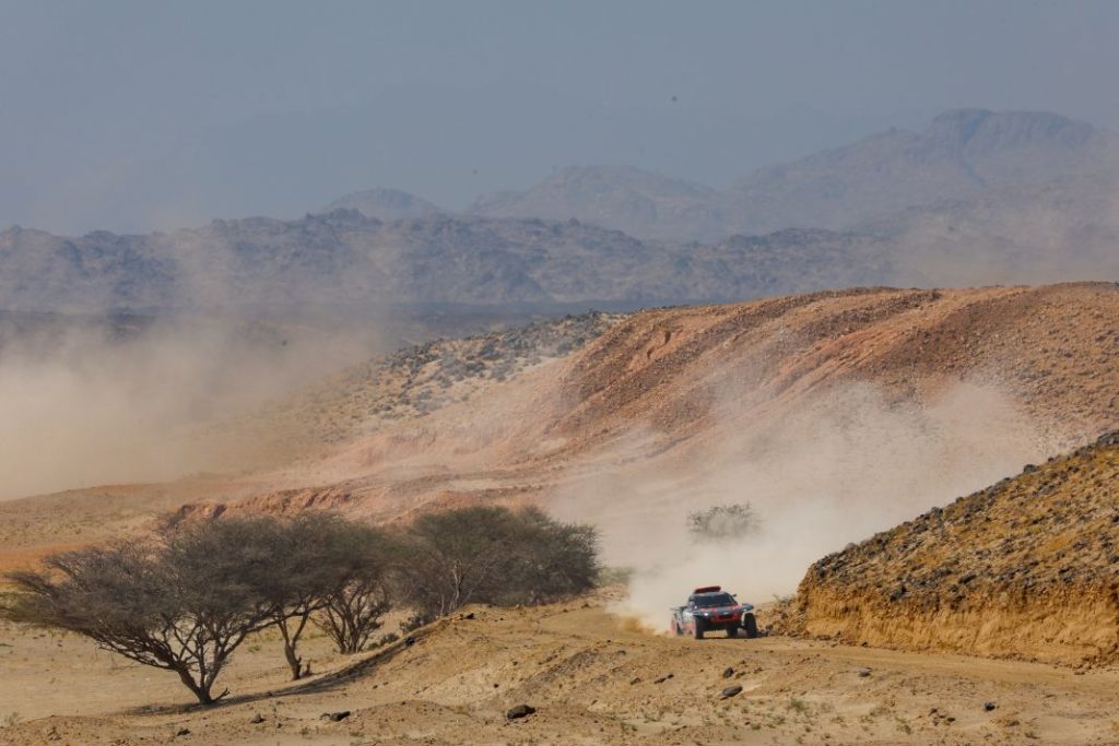 Carlos Sainz vuelve a entrenar cinco meses después de su lesión en el rally Dakar 34 Motor16 Carlos Sainz prueba test Audi RS Q e tron e2 2023 10 Motor16