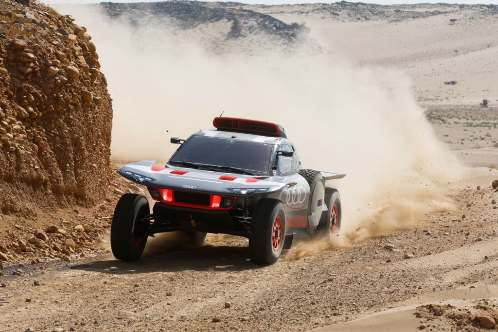 Carlos Sainz vuelve a entrenar cinco meses después de su lesión en el rally Dakar 33 Motor16 Carlos Sainz prueba test Audi RS Q e tron e2 2023 11 Motor16