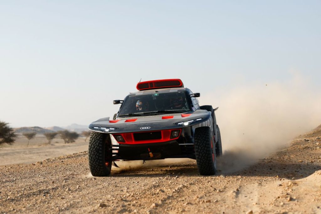 Carlos Sainz vuelve a entrenar cinco meses después de su lesión en el rally Dakar 31 Motor16 Carlos Sainz prueba test Audi RS Q e tron e2 2023 13 Motor16