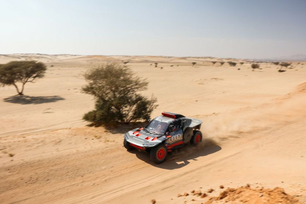 Carlos Sainz vuelve a entrenar cinco meses después de su lesión en el rally Dakar 30 Motor16 Carlos Sainz prueba test Audi RS Q e tron e2 2023 15 Motor16