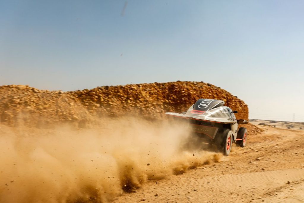 Carlos Sainz vuelve a entrenar cinco meses después de su lesión en el rally Dakar 6 Motor16 Carlos Sainz prueba test Audi RS Q e tron e2 2023 16 Motor16