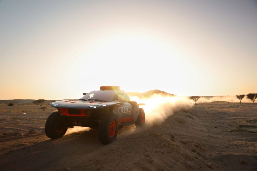 Carlos Sainz vuelve a entrenar cinco meses después de su lesión en el rally Dakar 29 Motor16 Carlos Sainz prueba test Audi RS Q e tron e2 2023 17 Motor16