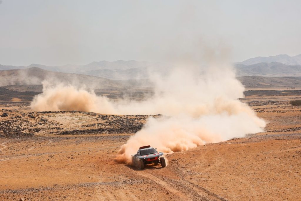 Carlos Sainz vuelve a entrenar cinco meses después de su lesión en el rally Dakar 40 Motor16 Carlos Sainz prueba test Audi RS Q e tron e2 2023 2 Motor16