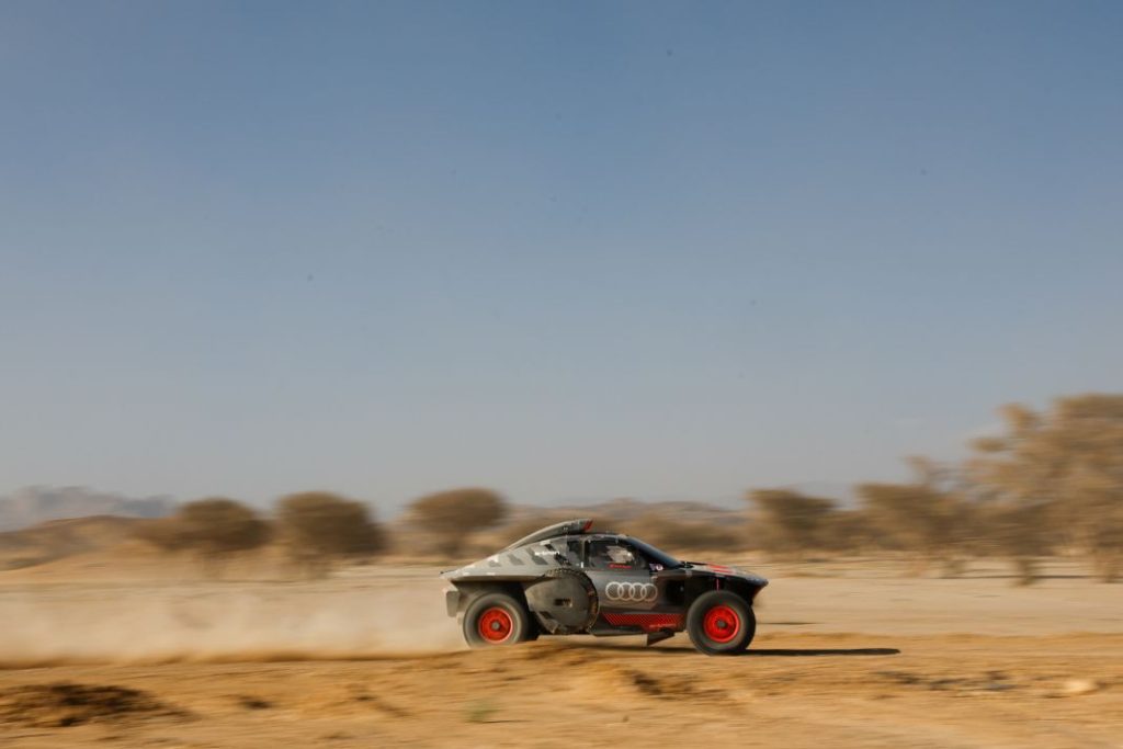 Carlos Sainz vuelve a entrenar cinco meses después de su lesión en el rally Dakar 5 Motor16 Carlos Sainz prueba test Audi RS Q e tron e2 2023 22 Motor16