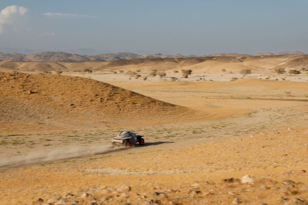 Carlos Sainz vuelve a entrenar cinco meses después de su lesión en el rally Dakar 27 Motor16 Carlos Sainz prueba test Audi RS Q e tron e2 2023 23 Motor16