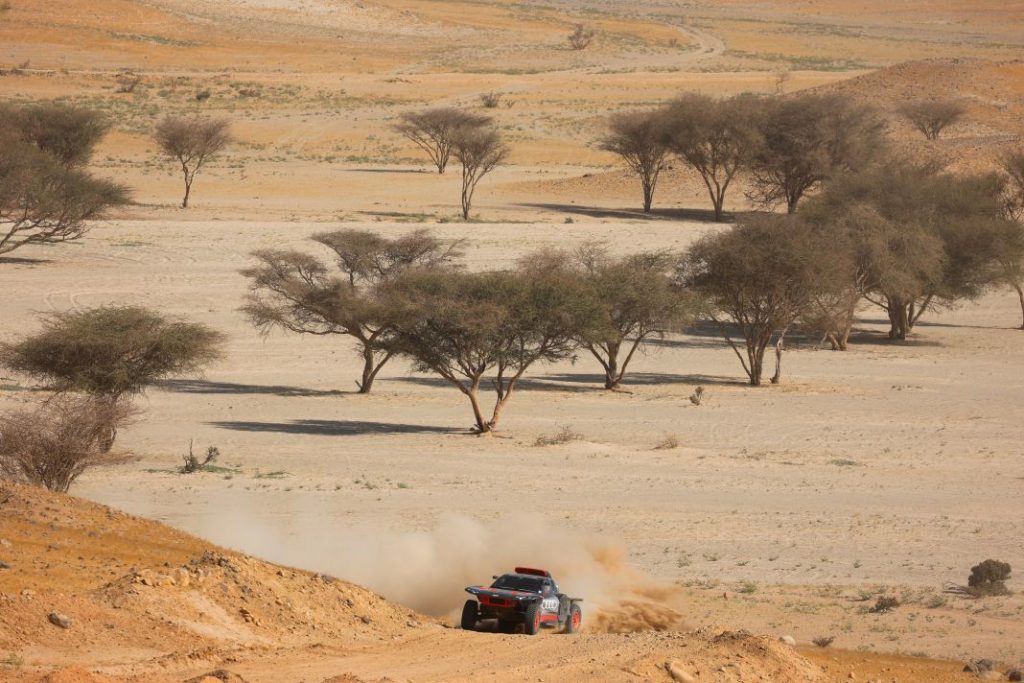 Carlos Sainz vuelve a entrenar cinco meses después de su lesión en el rally Dakar 26 Motor16 Carlos Sainz prueba test Audi RS Q e tron e2 2023 24 Motor16