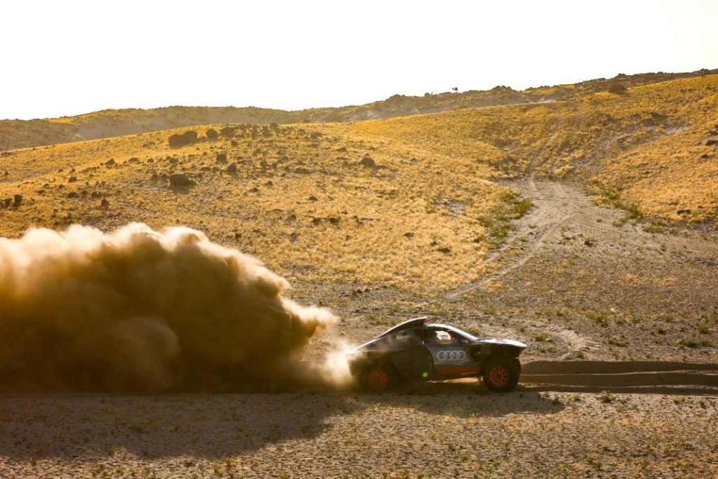 Carlos Sainz vuelve a entrenar cinco meses después de su lesión en el rally Dakar 25 Motor16 Carlos Sainz prueba test Audi RS Q e tron e2 2023 25 Motor16