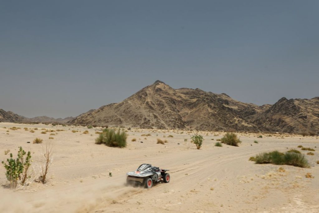 Carlos Sainz vuelve a entrenar cinco meses después de su lesión en el rally Dakar 24 Motor16 Carlos Sainz prueba test Audi RS Q e tron e2 2023 26 Motor16