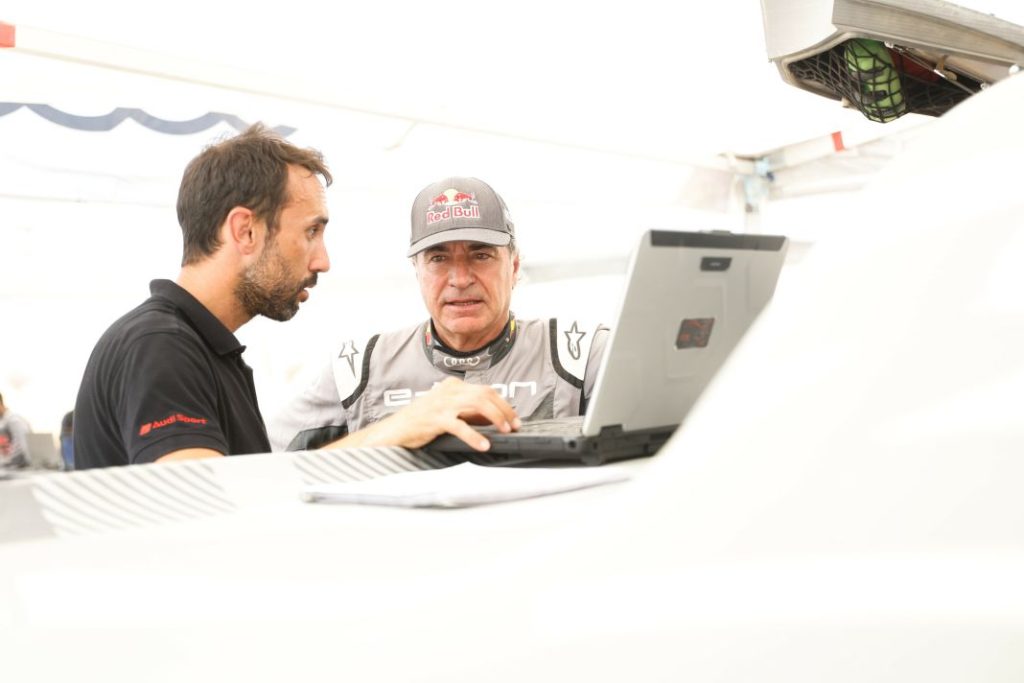 Carlos Sainz vuelve a entrenar cinco meses después de su lesión en el rally Dakar 1 Motor16 Carlos Sainz prueba test Audi RS Q e tron e2 2023 27 Motor16
