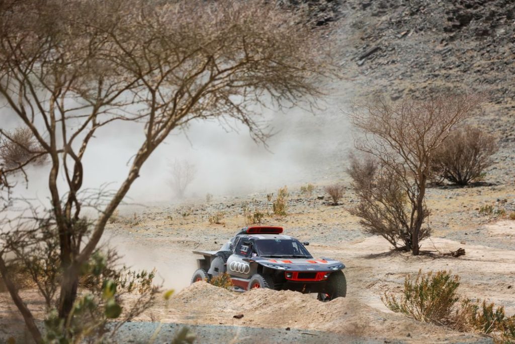 Carlos Sainz vuelve a entrenar cinco meses después de su lesión en el rally Dakar 23 Motor16 Carlos Sainz prueba test Audi RS Q e tron e2 2023 28 Motor16
