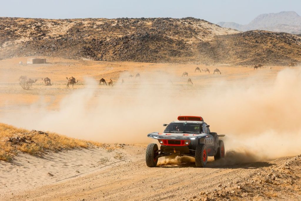 Carlos Sainz vuelve a entrenar cinco meses después de su lesión en el rally Dakar 21 Motor16 Carlos Sainz prueba test Audi RS Q e tron e2 2023 31 Motor16