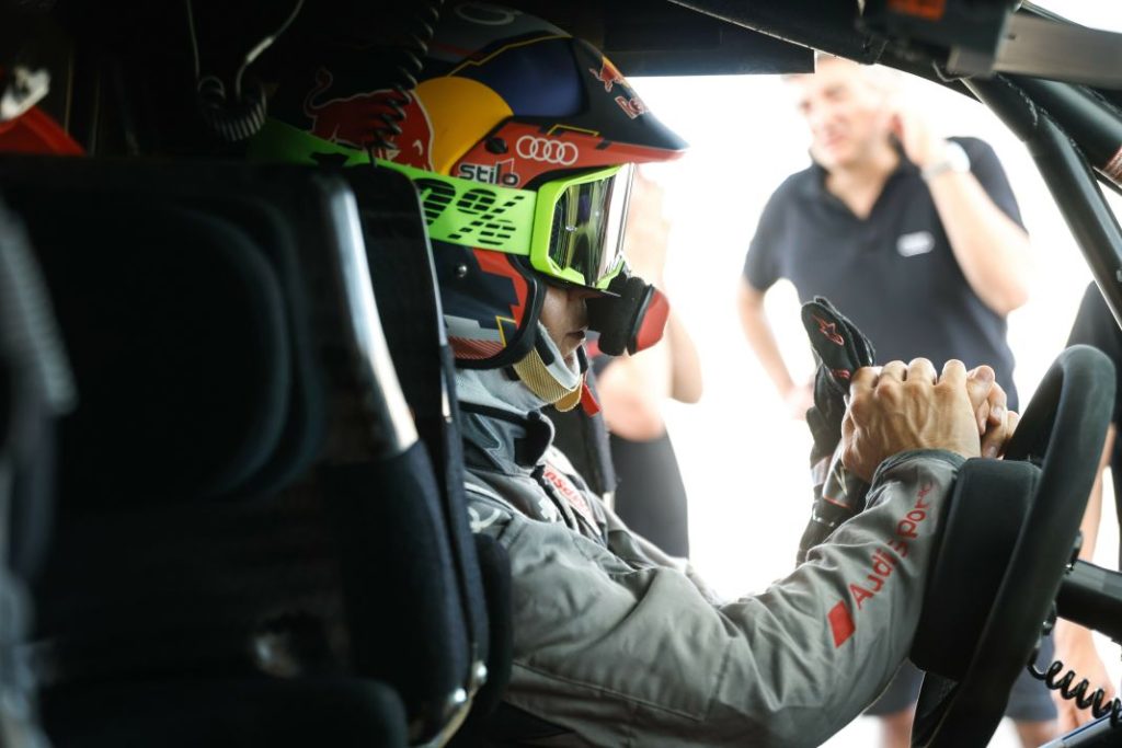 Carlos Sainz vuelve a entrenar cinco meses después de su lesión en el rally Dakar 13 Motor16 Carlos Sainz prueba test Audi RS Q e tron e2 2023 39 Motor16