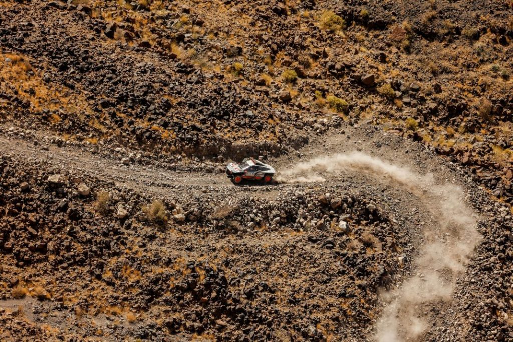 Carlos Sainz vuelve a entrenar cinco meses después de su lesión en el rally Dakar 12 Motor16 Carlos Sainz prueba test Audi RS Q e tron e2 2023 40 Motor16