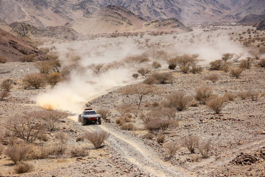Carlos Sainz vuelve a entrenar cinco meses después de su lesión en el rally Dakar 11 Motor16 Carlos Sainz prueba test Audi RS Q e tron e2 2023 41 Motor16