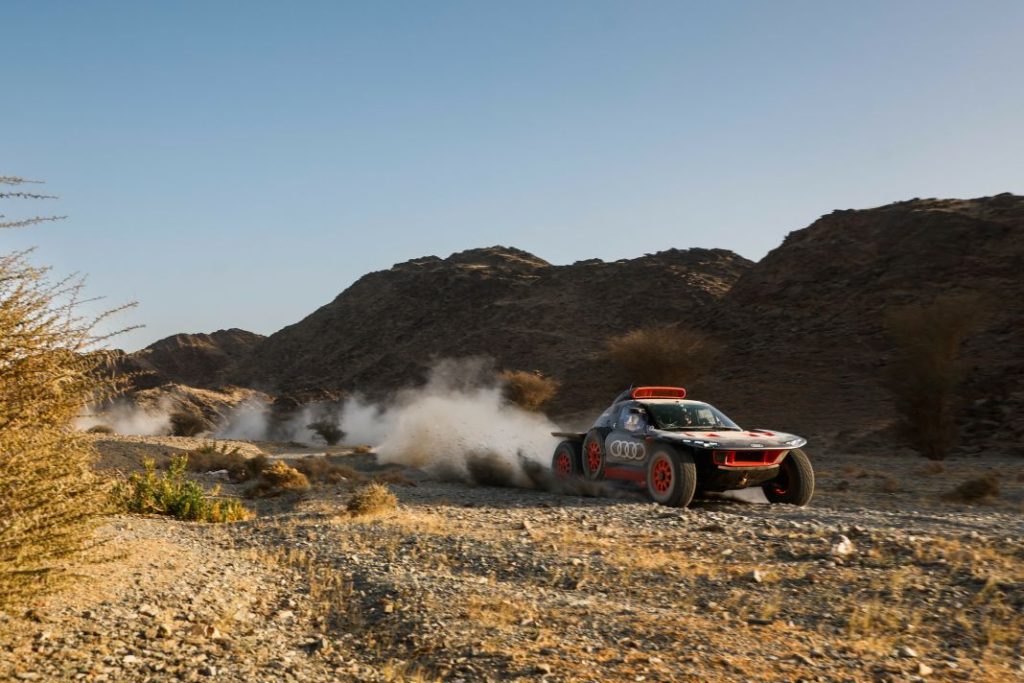 Carlos Sainz vuelve a entrenar cinco meses después de su lesión en el rally Dakar 7 Motor16 Carlos Sainz prueba test Audi RS Q e tron e2 2023 46 Motor16