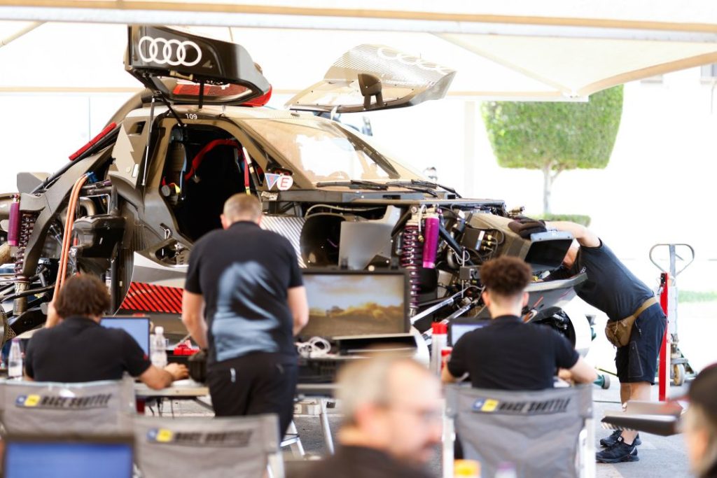 Carlos Sainz vuelve a entrenar cinco meses después de su lesión en el rally Dakar 38 Motor16 Carlos Sainz prueba test Audi RS Q e tron e2 2023 5 Motor16