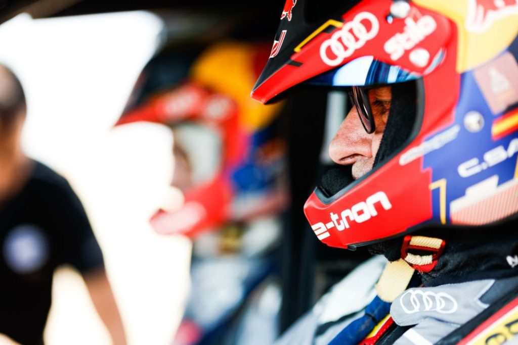 Carlos Sainz vuelve a entrenar cinco meses después de su lesión en el rally Dakar 35 Motor16 Carlos Sainz prueba test Audi RS Q e tron e2 2023 9 Motor16
