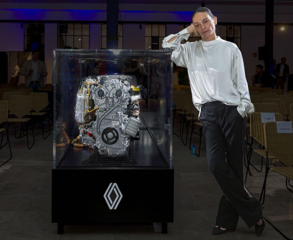 Las piezas del motor del Renault Austral se convierten en joyas 4 Motor16 Coleccion Renault Austral joyas Laura Ponte1 Motor16