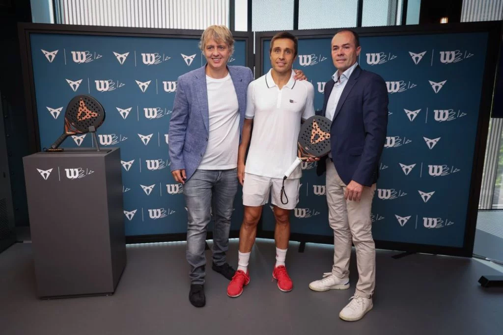 Director global de Marketing Cupra Ignasi Prieto–Fernando Belasteguin y el global business director de Wilson Padel Inaki Cabrera Motor16
