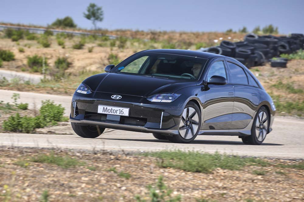 ¿Cuáles son los coches eléctricos que cargan más rápido? Un fabricante sobresale y no es Tesla 1 Motor16 Hyundai Ioniq 6 10 2 Motor16