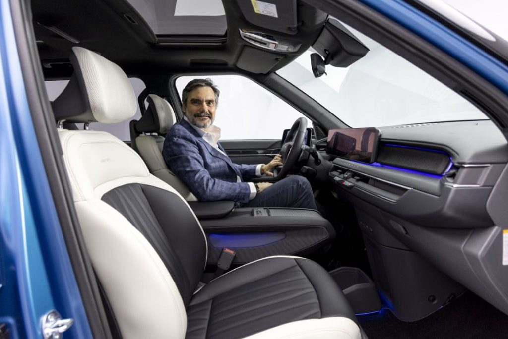 Carlos Lahoz (Kia): "Nos enfocamos siempre en el medio y largo plazo, siempre teniendo el cliente en el centro de todo lo que hacemos" 1 Motor16 KIA EV9 Carlos Lahoz04 Motor16