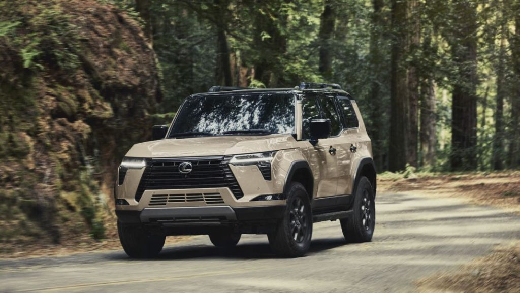 El Toyota Land Cruiser se acerca 28 Motor16 LEXUS GX 30 Motor16