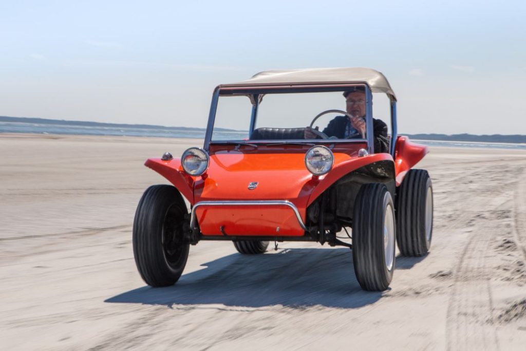Estos son los 34 vehículos históricos oficiales de EE.UU. (y V) 18 Motor16 Meyers Manx old red exterior accion Motor16