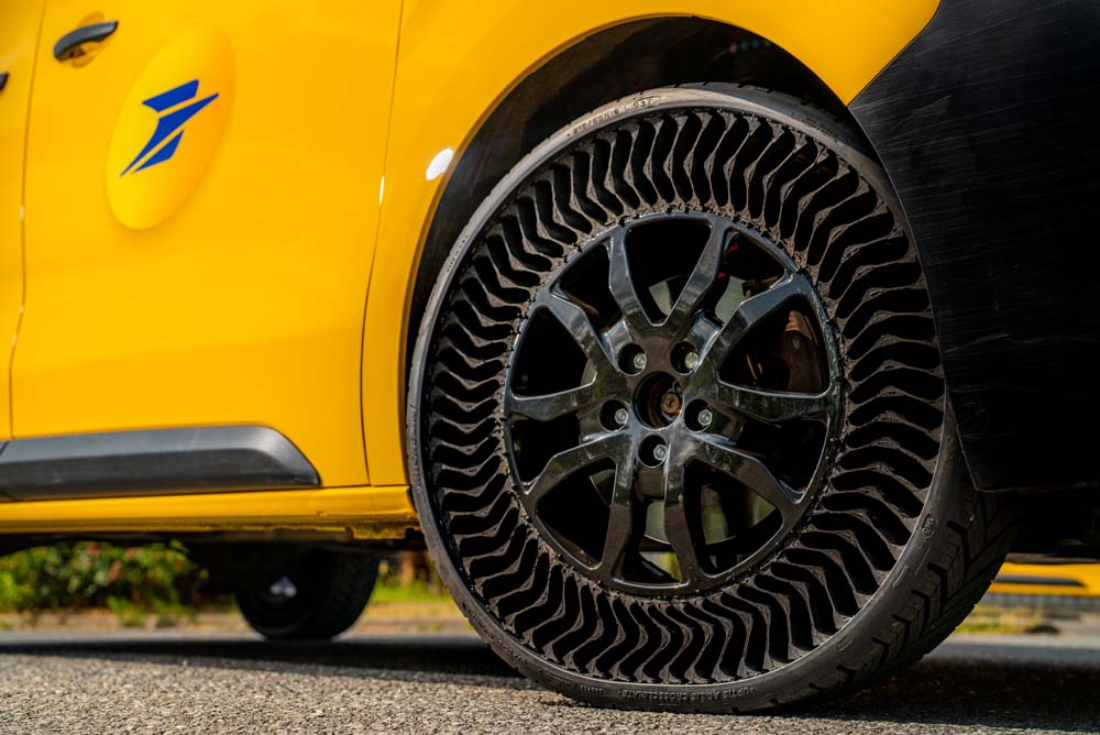 Michelin monta neumáticos sin aire en la flota de correos de Francia 1 Motor16 Michelin UPTIS, neumáticos sin aire.