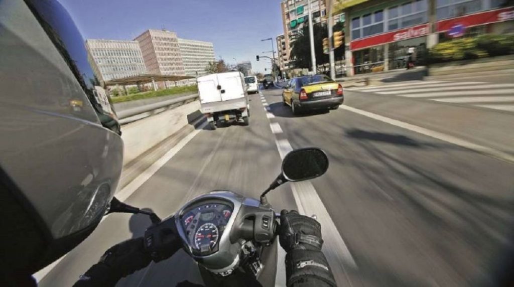 El nuevo ‘arma’ de la DGT vigila las líneas continuas y sanciona con hasta 200 euros 118 Motor16 Normativa adelantar derecha 1 Motor16