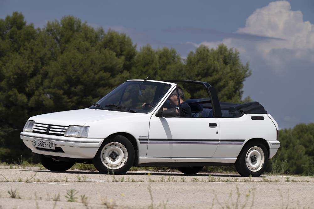Un paseo por la historia de los Peugeot descapotables más atractivos 5 Motor16 Peugeot 205 Cabrio