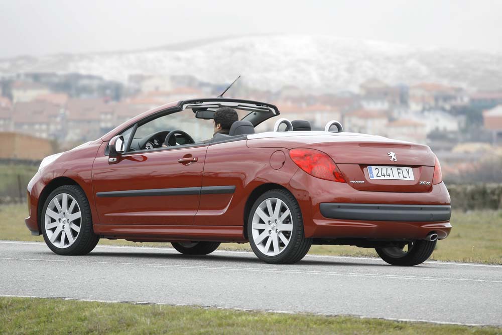 Un paseo por la historia de los Peugeot descapotables más atractivos 6 Motor16 Peugeot 207 CC