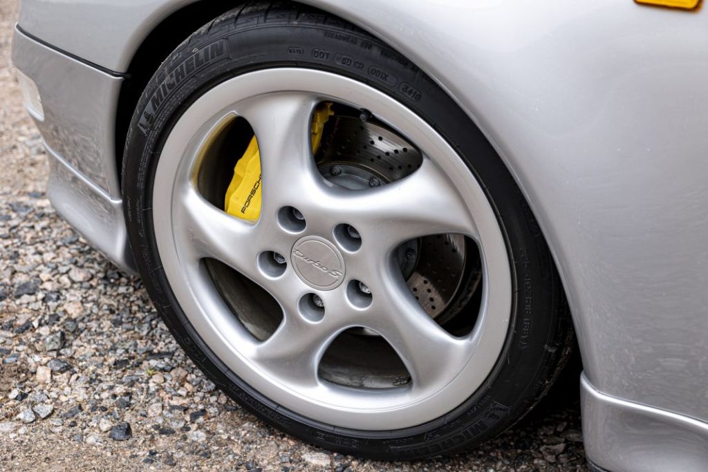 ¿Por qué este viejo Porsche 911 podría venderse por 400.000 euros? 4 Motor16 porsche 911 turbo s 993