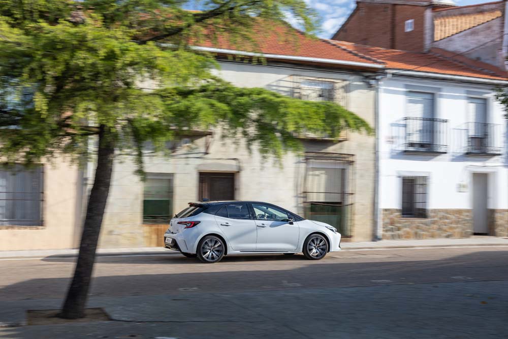 Toyota Corolla 200H GR Sport 13 Motor16