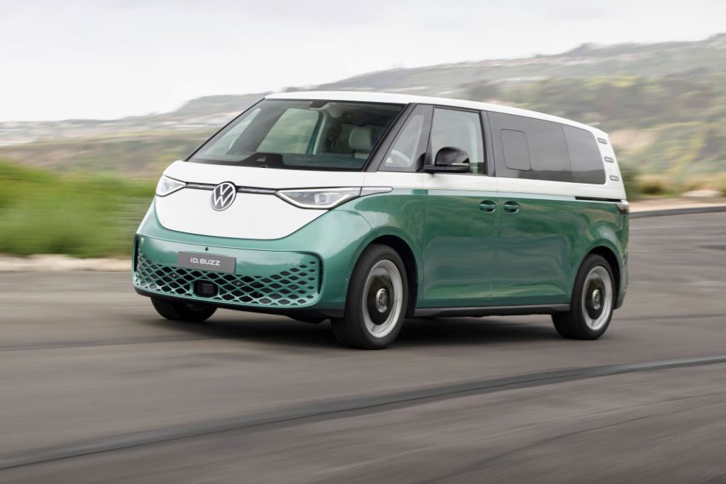 El Volkswagen Beetle se electrifica en el cine 1 Motor16 El Volkswagen ID. Buzz es uno de los modelos que aparece en esta película animada.