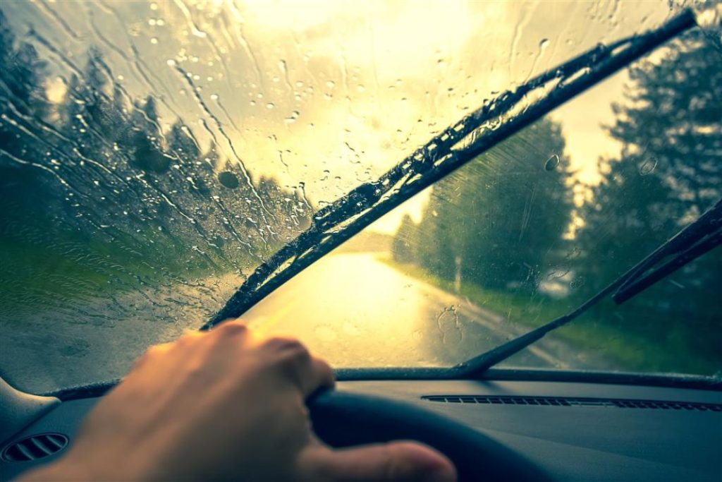El motivo para no llenar con agua el depósito del líquido limpiaparabrisas 49 Motor16 recomendaciones