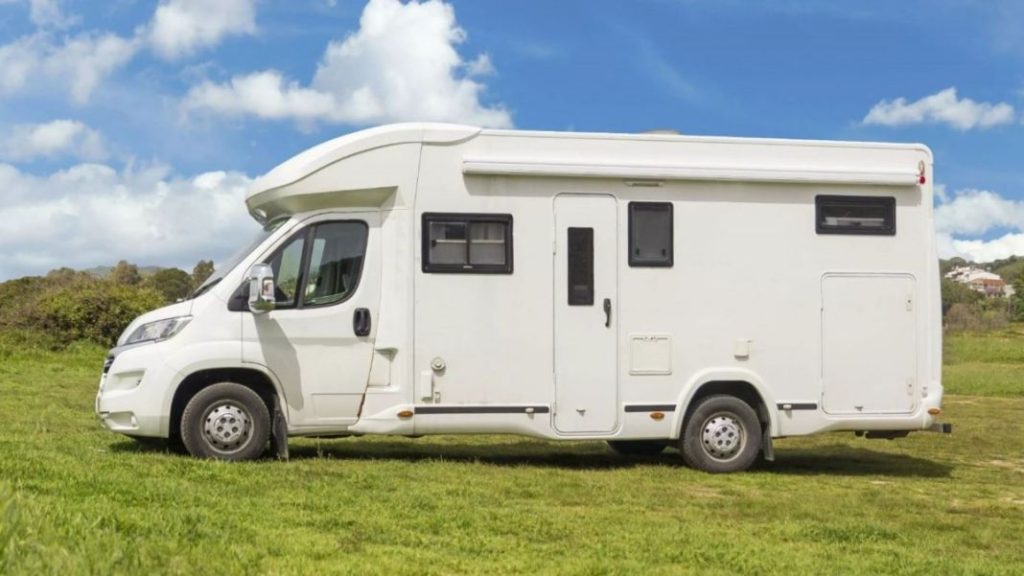 Esta es la caravana definitiva: cuesta 10.000 euros, tiene cama doble y un equipamiento de primera 23 Motor16 inversión