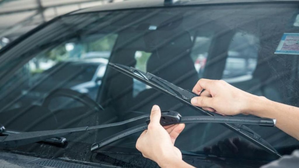 El componente de tu coche al que no das importancia y que es vital para tu seguridad 133 Motor16 limpieza