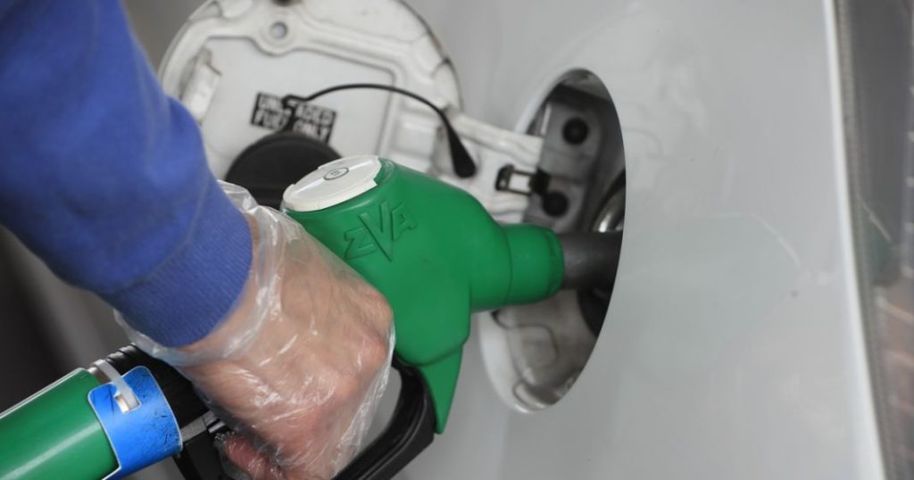 El truco para que quepan 15 litros más en el depósito de tu coche al repostar 176 Motor16 repostaje