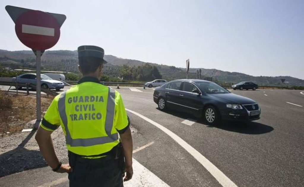 Cuesta 75 euros en Amazon y es el 'arma' definitiva para evitar multas de la DGT 148 Motor16 conductor